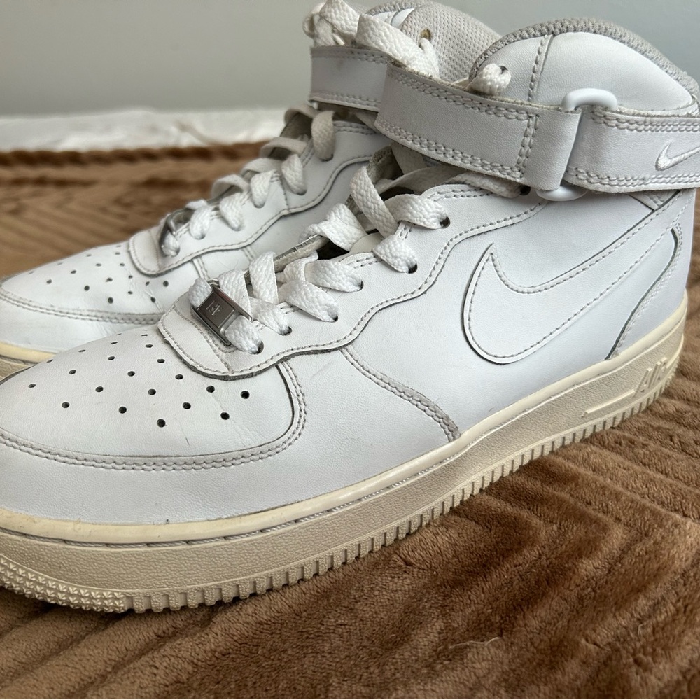 Nike Air size 8 women’s. Good condition!